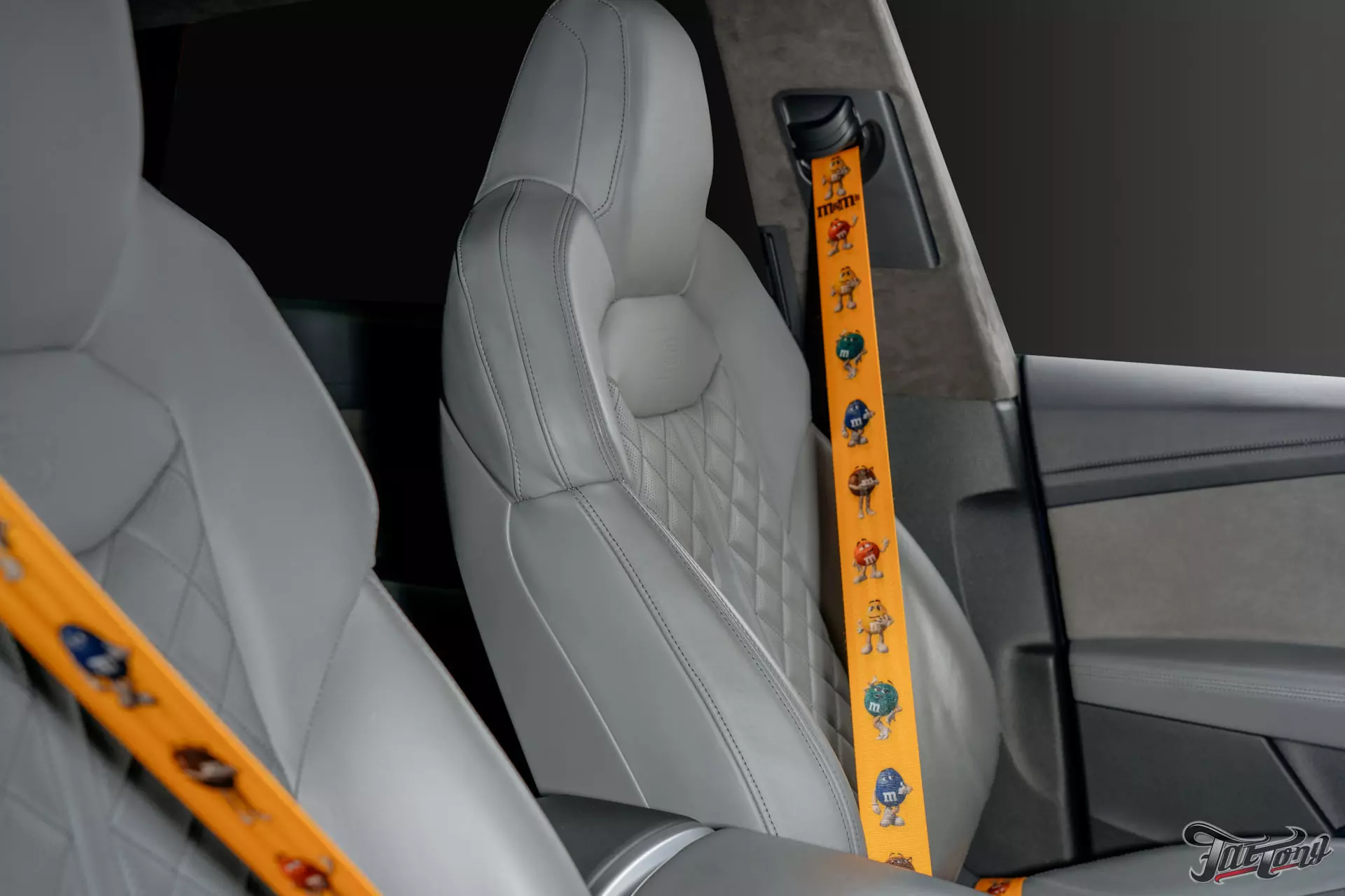 Audi Q8. Оклейка зон риска полиуретаном. Окрас дисков и суппортов с нанесением лого. Цветные ремни безопасности. Детейлинг